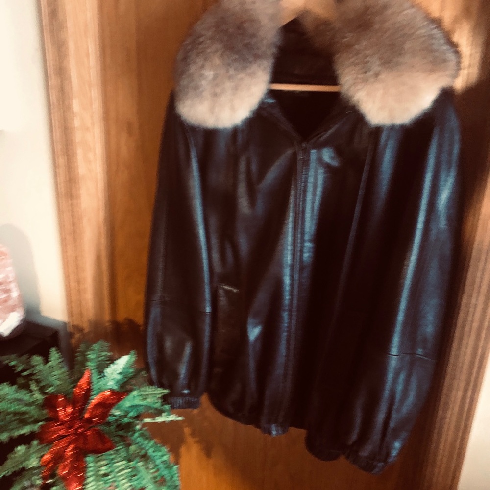 This is a fabulous brown lambskin coat with a fur lining and fur collar in a XL